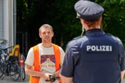 So leicht räumen sie nicht das Feld! Aktivist Anatol (Valentino Dalle Mura, l.) macht der Polizei klar, dass die Protestgruppe ihre Aktion nicht widerstandslos beenden wird.