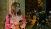 Luna Kunath (Caroline Erikson) ist unterwegs zu einer Kostümparty, als der flüchtige Einbrecher an ihr vorbeirennt.