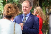 Andy (Nigel Lindsay) ist im Gespräch mit der Präsidentin Caroline Bamber (Lucy Cohu).
