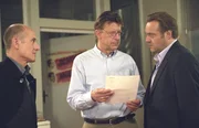 Die Ermittlungen führen Kripochef Joe Hoffer (Jörg Gudzuhn, M.) und Dr. Robert Kolmaar (Ulrich Mühe, l.) zu Oberstaatsanwalt Koerner (Jan Gregor Kremp, r.)...