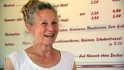 Sie hat schon Kultstatus auf der Insel: Seit fast 40 Jahren verkauft Beate Lübbert ihren hausgemachten Quark mitten auf dem Marktplatz am Südstrand von Fehmarn – dem Hotspot der Insel.