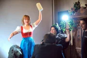Bayerisches Fernsehen DAHOAM IS DAHOAM, FOLGE 922, "Viva Veronika!", Vroni macht Werbefotos für ihre Gastwirtschaft in Amerika. Von links: Veronika (Senta Auth) und Florian Brunner (Tommy Schwimmer).