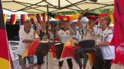 Die Fingerhuths und deren Freunde im Fußballfieber: Während die Männer versuchen, Probleme mit dem TV-Empfang zu lösen, sind die Frauen für den Grill verantwortlich. Die Männer freuen sich auf leckere Steaks, die Frauen haben anderes vor...