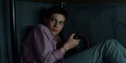 Louis (Oliver Cunliffe) ist in den Raum im Keller der verlassen wirkenden Hütte geschlichen. Als er sich dort heimlich umschaut, hört er Geräusche und versteckt sich unter dem Schreibtisch.