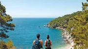 Alba und Raúl genießen die atemberaubende Aussicht auf das Meer an der lykischen Küste. Alba und Raúl genießen die atemberaubende Aussicht auf das Meer an der lykischen Küste.
