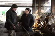 Stadlbauer merkt, dass Moni nicht gut drauf ist und fragt, was los ist. Von links: Benedikt Stadlbauer (Andreas Geiss) und Monika Vogl (Christine Reimer).