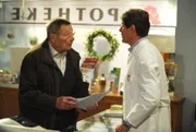 Alois interessiert sich für Rolands Informationsblatt. Von links: Alois Preissinger (Erich Hallhuber sen.) und Roland Bamberger (Horst Kummeth).