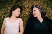 Elf Jahre sind vergangen, seitdem Marie (Zoe Moore, l.) spurlos verschwand. Nur die Suche nach der Wahrheit über das Schicksal ihrer Tochter hat Freya (Iris Berben, r.) weiterleben lassen.
