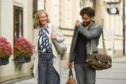 Katrin (Katja Weitzenböck, l.) schätzt Rauls (Timur Isik, r.) Höflichkeit und die Begleitung zum Hotel.