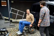 Ben Wiedemann (Thimo Meitner, r.) hat Dr. Roth (Christian Erdmann, l.) nach Hause gebracht und erzählt ihm vom dem, für Dr. Roth ungünstigen, Gespräch mit Direktorin Hänsler.