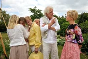 Klara (Wolke Hegenbarth, r.) stattet dem Öko-Landwirt Jürgen Weisshaupt (Jürgen Mai, 2.v.r.) und seiner Familie einen Besuch ab. Jule Weisshaupt (Emilia Bernsdorf, 2.v.l.) bricht in Tränen aus, als Klara von Mischas Tod spricht, ihr Bruder Wendelin (Philipp Quest, M.) versucht sie zu trösten.