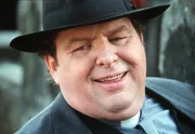 Pfarrer Braun (Ottfried Fischer) hat gut lachen, denn er kann wieder "kriminalisieren".