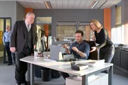 Während sich Staatsanwalt Bernd Reuther (Rainer Hunold, vorne, l.) ganz auf den Fall konzentriert, begeistert sich Christian Schubert (Simon Eckert) für eine ferngesteuerte Drohne. Seine Kollegin Kerstin Klar (Fiona Coors) kann darüber nur schmunzeln.