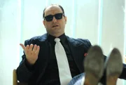 Hubert (Bernhard Ulrich) will beweisen, dass er kein Weichei ist und spielt Mafioso.