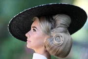 21.06.2018, Royal Ascot, Windsor, GBR, GROSSBRITANNIEN - Fashion on Ladies Day, woman with hat at the racecourse. Ascot racecourse.