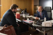 Der Fall führt Benni Hornberg (Antoine Monot, Jr., l.) in die Kanzlei seines ehemaligen Studienkollegen Hagen Küppers (Moritz Führmann, r.). Was weiß Küppers über das Mordopfer?
