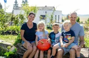 Gastgeberin Dajana Schmitt mit ihrer Familie. Gastgeberin Dajana Schmitt mit ihrer Familie.