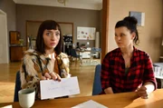 Ada Holländer (Anna Fischer, r.) weiß nicht, ob sie der Französin Chloé Mura (Olivia Gräser, l.) glauben soll, die angeblich eine anonyme Nachricht erhalten hat.