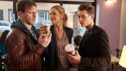 Stefan Vollmer (Hendrik Duryn, l.) trifft im Café auf Karin Noske (Jessica Ginkel) und Jan (Gerrit Klein).