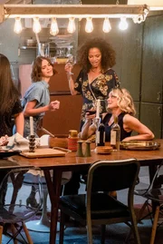 (v.li.): Maia Mitchell (Callie Adams Foster), Sherri Saum (Lena Adams Foster), Teri Polo (Stef Adams Foster).
