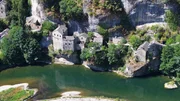 Gut getarnt! Das malerische Dorf Castelbouc dr&uuml;ckt sich eng an die W&auml;nde der Tarn-Schlucht.