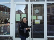 Zweimal pro Woche arbeitet Karen im "Bring–und-Nimm"-Laden in Güstrow.