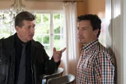 Hans (Bruno F. Apitz, l.) macht Jürgen Jendrich (Bernd Gnann, r.) klar, dass beim Verschwinden eines Kindes immer auch die Eltern zu den Verdächtigen gezählt werden müssen.