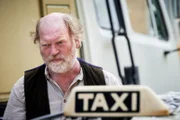 Durch diesen Stau findet auch Taxifahrer (Ferdinand Dörfler) keinen Weg. Doch in seinem Wagen sitzt eine Frau und liegt in den Wehen.