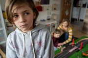 Ein 8-jähriger Junge wird von seiner Mutter gewarnt. Ein Kind ist in der Nähe verschwunden. Doch kurz darauf ist auch dieses Kind weg.