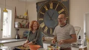 Im Schulsaal bereiten Martin Brändlein und Melissa Schlingloff ein Treffen von ehemaligen Schülerinnen und Schülern vor.