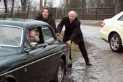 Sebastian ist froh, als ihm Pfarrer Kurz zu Hilfe kommt. Von links: Sebastian Wildner (Herbert Ulrich) und Pfarrer Kurz (Hans Stadlbauer).