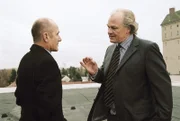 Dr. Robert Kolmaar (Ulrich Mühe, l.) vermutet, dass in der Klinik von Prof. Rozin (Michael König, r.) nicht alles seinen legalen Weg geht.