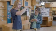 Garrett erklärt Anna, wie Barten funktionieren.