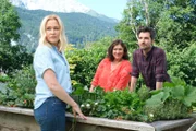 Eva Lorenz (Eva Mattes, M.) bietet an, sich um den kleinen Luis zu kümmern, damit Lena Lorenz (Judith Hoersch, l.) den Abend mit Rob Manzini (Seán McDonagh, r.) verbringen kann.