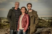 Sein letzter Fall führt Theo Clüver (Robert Atzorn, l.) zusammen mit Ina Behrendsen (Julia Brendler) und Hinnerk Feldmann (Oliver Wnuk, r.) in die Sylter Immobilienszene. Bei einer Hausbesichtigung finden die Kinder der Kaufinteressenten die Leiche des Verkäufers im Gartenhaus, was den Verkauf der Immobilie unmöglich macht. Die Immobilienmaklerin gerät unter Druck.