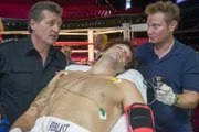 Haase (Fabian Harloff, r.) kümmert sich um Drew Sarich (Drew Sarich, M.). Der Hauptdarsteller des "Rocky"-Musicals ist nach der Vorstellung hinter der Bühne zusammengebrochen. Ob es sich um ein Attentat handelt, kann er Hans (Bruno F. Apitz, l.) noch nicht sagen.