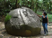 Ifigenia Quintanilla mit einer der größten Bolas im Urwald von Costa Rica.