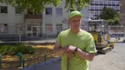 ARD/SWR ZUGEPFLASTERT!, "Wie schützen wir unsere Städte vor dem Hitzekollaps?", Gärtner Tom Klose arbeitet in Braunschweig an einem Pocket-Park, für den mehrere Parkplätze geopfert wurden. Für das Projekt bekam die Stadt Lob – aber auch Unmut von seinen Bürger:innen.
