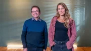 Jasmina Neudecker (r.) spricht mit Dr. Gallus Bischof (l.) über die sozialen Folgen einer Suchterkrankung.