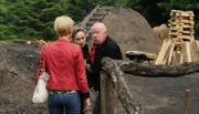 Klara (Wolke Hegenbarth, l.) versucht, die Situation zwischen Karl Brenner (Uli Krohm, r.) und seiner Frau Angela (Angelika Bartsch, M.) zu entschärfen.