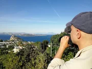 Blick von Ischia auf das Mittelmeer. Die Gegend ist vulkanischen Ursprungs. Die vulkanische Aktivität im Untergrund sorgt dafür, dass aus dem Meeresboden CO2 austritt und ermöglicht damit Klimaforschern einen besonderen Blick in die Zukunft.