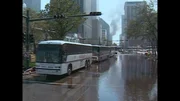 Busse stehen auf einer überschwemmten Straße in New Orleans, die nach dem Hurrikan Katrina für die Evakuierung der Einwohner bereitgestellt wurde.