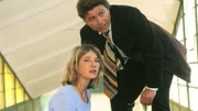 Kriminalkommissar Peter Wolniak (Uwe Fellensiek) hat einige Fragen an Gaby (Sonja Baum), die Freundin des getöteten Max Kramer. Es wundert ihn, daß das Mädchen gar nicht um ihren Freund trauert...