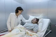 Dr. Jasmin Jonas (Gerit Kling, l.) kümmert sich um Maria (Carolyn Genzkow). Das Mädchen hat versucht, sich das Leben zu nehmen.