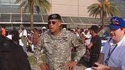 Der Befehlshaber der Joint Task Force Katrina, Generalleutnant Russel Honore, steht vor dem überfüllten Convention Center in New Orleans, Laos, nach dem Hurrikan Katrina.