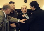 Prof. Bondzio (Dieter Mann, l.) und Kommissar Joe Hoffer (Jörg Gudzuhn, 2.v.l.) versuchen Dr. Christ (Thomas Sarbacher, r.) zu besänftigen, der im Schmerz über den Tod seines Sohnes den Rechtsmediziner Dr. Robert Kolmaar (Ulrich Mühe, 2.v.r.) attackiert.