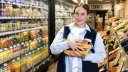 Startschuss im Supermarkt: Alessia Herren legt los.