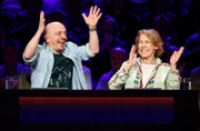 Rateteam-Kapitän Bernhard Hoëcker (l.) und Schauspielerin Gaby Dohm (r.) bilden ein Rateteam.
