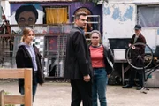 Die Ermittler Jonas Fischer (Lukas Piloty, M.) und Amira Mahdi (Aylin Ravanyar, r.) überbringen der Klimaaktivistin Rea Esser (Lea Freund, l.) die Nachricht, dass ihr Kollege tot aufgefunden wurde. Die junge Frau ist sich sicher, dass der Mord mit seinem Engagement zusammenhängt.