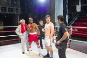 Claudia (Janette Fischer, M.) und Tarik (Serhat Cokgezen, r.) müssen die Proben für das "Rocky"-Musical unterbrechen, weil sie Florian Ellinger (Dominik Schulz, 2.v.r.) und Henry Gravert (Mirco Kriebich, l.) befragen müssen.